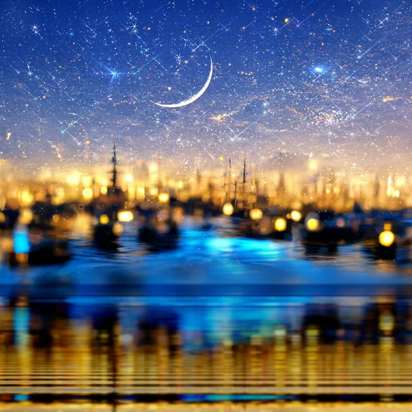 劇的な星空と月の星の下で夜の街がぼやけていく 宇宙背景テンプレート — ストック写真