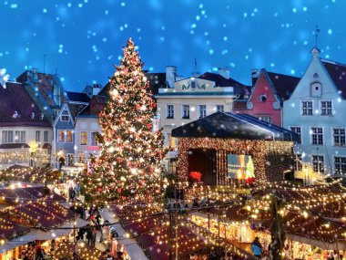  Karlı Tallinn 'deki pazar yerinde Noel ağacı şehri Estonya' ya eski kasaba meydanı Avrupa bayrağı 