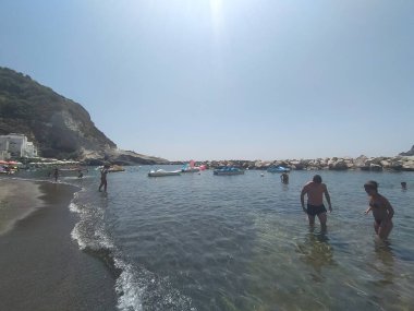 Ischia Adası, Napoli 'deki Saint Angelo plajı.