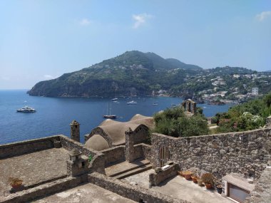 İtalya 'nın Ischia Adası' ndaki Aragonese Kalesi manzarası