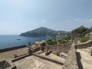 İtalya 'nın Ischia Adası' ndaki Aragonese Kalesi manzarası