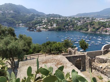 İtalya 'nın Ischia Adası' ndaki Aragonese Kalesi manzarası