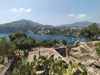 İtalya 'nın Ischia Adası' ndaki Aragonese Kalesi manzarası