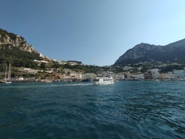 Tekneden Capri Adası manzarası