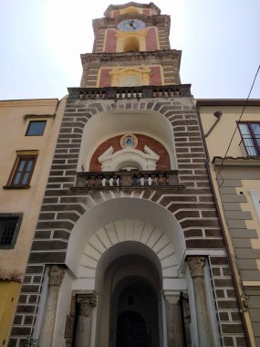 Sorrento şehrindeki saat kulesi.