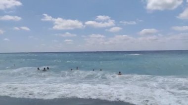 İnsanlar Ischia Adası 'ndaki Cava adasında yüzüyor.