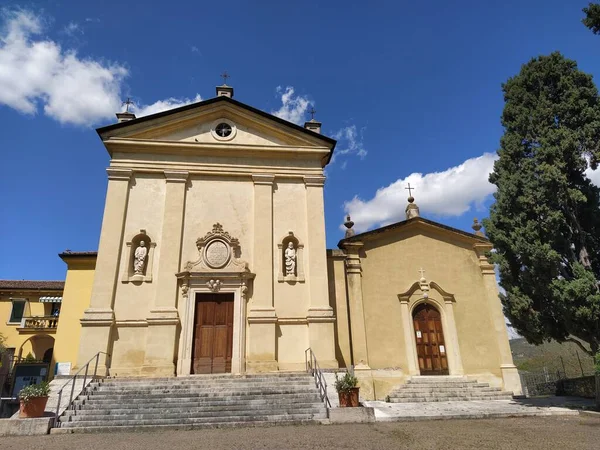 Church Santi Pietro Paolo Apostoli – stockfoto