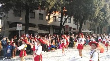 VERONA, ITALY-FEBRUARY 2022: Şubat 2022 'de Verona şehrinin karnavalı sırasında at arabaları ve maskeler geçit töreni. Verona şehir merkezinde geçit töreni.
