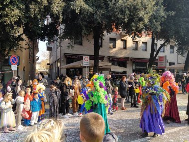 VERONA, ITALY-FEBRUARY 2022: Şubat 2022 'de Verona şehrinin karnavalı sırasında at arabaları ve maskeler geçit töreni. Verona şehir merkezinde geçit töreni.
