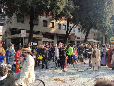 VERONA, ITALY-FEBRUARY 2022: Şubat 2022 'de Verona şehrinin karnavalı sırasında at arabaları ve maskeler geçit töreni. Verona şehir merkezinde geçit töreni.