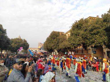 VERONA, ITALY-FEBRUARY 2022: Şubat 2022 'de Verona şehrinin karnavalı sırasında at arabaları ve maskeler geçit töreni. Verona şehir merkezinde geçit töreni.