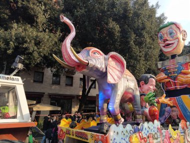 VERONA, ITALY-FEBRUARY 2022: Şubat 2022 'de Verona şehrinin karnavalı sırasında at arabaları ve maskeler geçit töreni. Verona şehir merkezinde geçit töreni.
