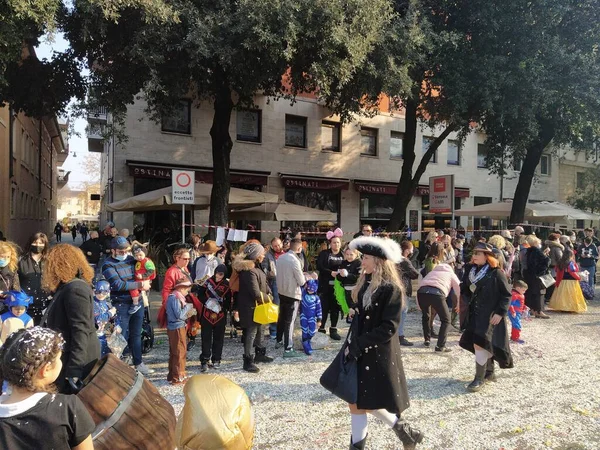 Verona Italia Febrero 2022 Desfile Carros Máscaras Durante Carnaval Ciudad —  Fotos de Stock