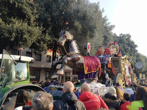 イタリア ヴェローナ2022年2月 2022年2月のヴェローナ市のカーニバル中の戦車や仮面のパレード ヴェローナ市内中心部をパレード — ストック写真