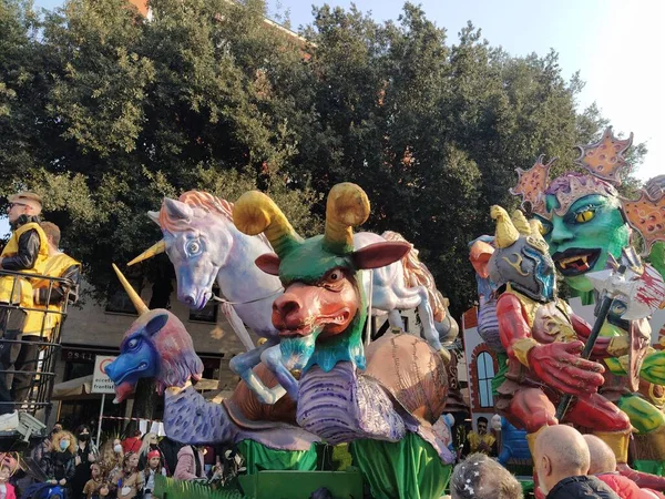 Verona Itália Fevereiro 2022 Carruagens Máscaras Desfilam Durante Carnaval Cidade — Fotografia de Stock