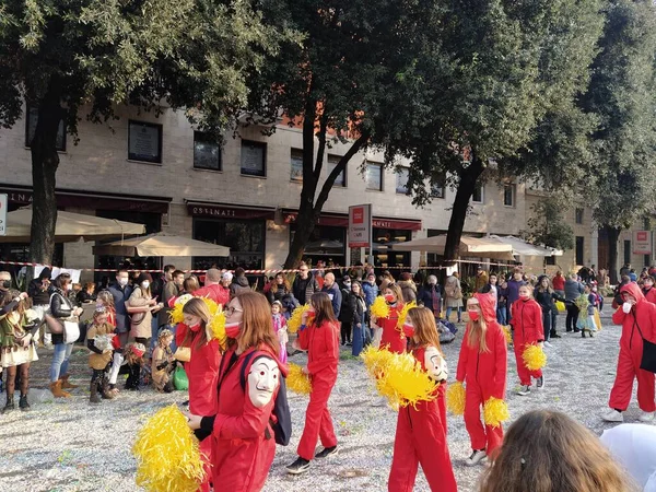 Verona Italia Febrero 2022 Desfile Carros Máscaras Durante Carnaval Ciudad —  Fotos de Stock