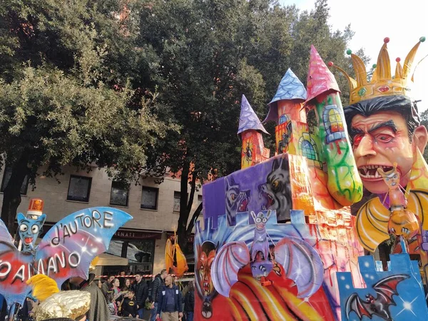 Verona Itália Fevereiro 2022 Carruagens Máscaras Desfilam Durante Carnaval Cidade — Fotografia de Stock