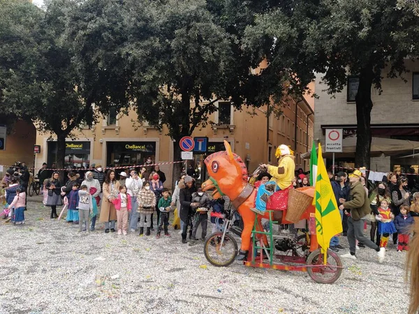 Verona Italia Febrero 2022 Desfile Carros Máscaras Durante Carnaval Ciudad —  Fotos de Stock