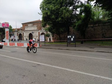 Verona 'daki Giro d' Italia 2022 'de bireysel zaman denemesi sırasında bisikletçiler. İtalya