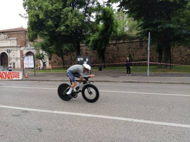Verona 'daki Giro d' Italia 2022 'de bireysel zaman denemesi sırasında bisikletçiler. İtalya