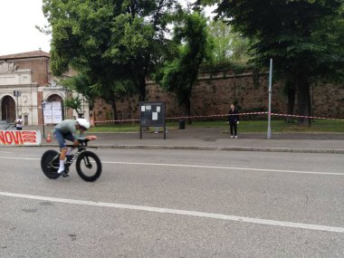 Verona 'daki Giro d' Italia 2022 'de bireysel zaman denemesi sırasında bisikletçiler. İtalya