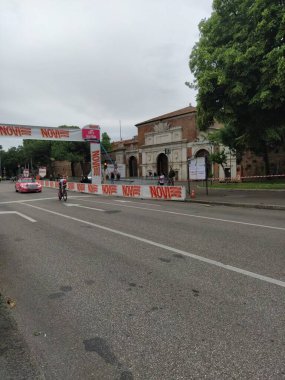 Verona 'daki Giro d' Italia 2022 'de bireysel zaman denemesi sırasında bisikletçiler. İtalya