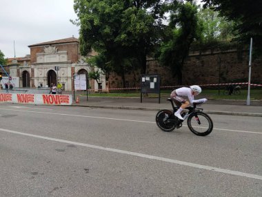 Verona 'daki Giro d' Italia 2022 'de bireysel zaman denemesi sırasında bisikletçiler. İtalya