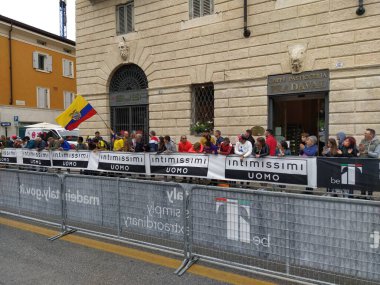 Verona 'daki Giro d' Italia 2022 'de bireysel zaman denemesi sırasında bisikletçiler. İtalya