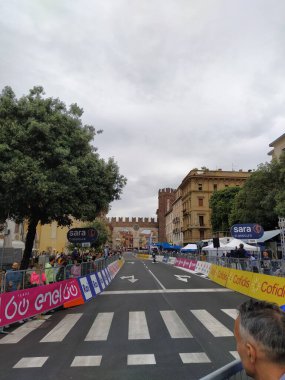 Verona 'daki Giro d' Italia 2022 'de bireysel zaman denemesi sırasında bisikletçiler. İtalya