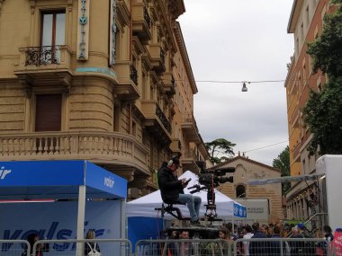 Verona 'daki Giro d' Italia 2022 'de bireysel zaman denemesi sırasında bisikletçiler. İtalya