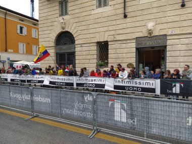 Verona 'daki Giro d' Italia 2022 'de bireysel zaman denemesi sırasında bisikletçiler. İtalya