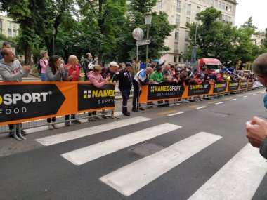 Verona 'daki Giro d' Italia 2022 'de bireysel zaman denemesi sırasında bisikletçiler. İtalya