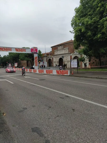Verona 'daki Giro d' Italia 2022 'de bireysel zaman denemesi sırasında bisikletçiler. İtalya