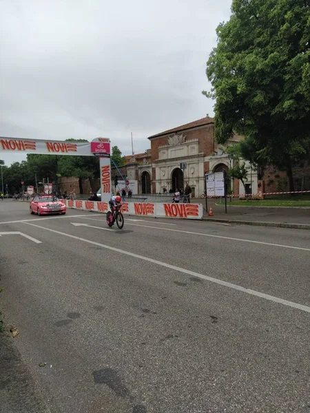 Verona 'daki Giro d' Italia 2022 'de bireysel zaman denemesi sırasında bisikletçiler. İtalya