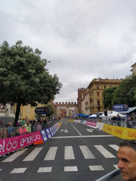 Verona 'daki Giro d' Italia 2022 'de bireysel zaman denemesi sırasında bisikletçiler. İtalya