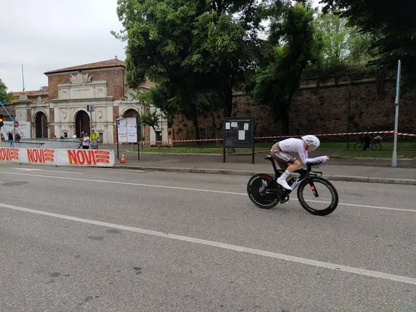 Verona 'daki Giro d' Italia 2022 'de bireysel zaman denemesi sırasında bisikletçiler. İtalya