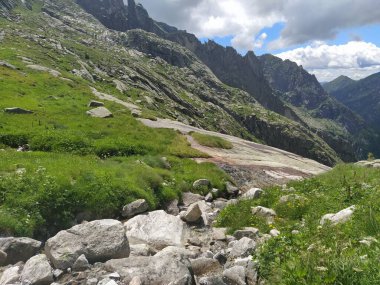 Cima dAsta, İtalya 'nın Trentino eyaletinin doğu kesimindeki Fiemme Dağları' nın en yüksek dağıdır.