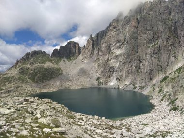 Cima dAsta, İtalya 'nın Trentino eyaletinin doğu kesimindeki Fiemme Dağları' nın en yüksek dağıdır.