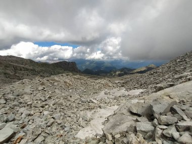 Cima dAsta, İtalya 'nın Trentino eyaletinin doğu kesimindeki Fiemme Dağları' nın en yüksek dağıdır.