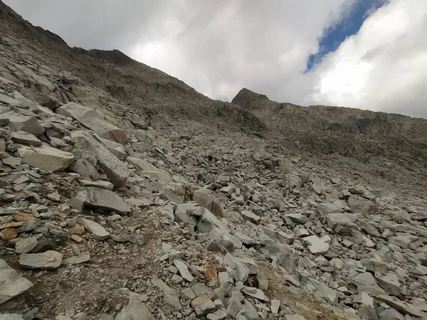 Cima dAsta, İtalya 'nın Trentino eyaletinin doğu kesimindeki Fiemme Dağları' nın en yüksek dağıdır.