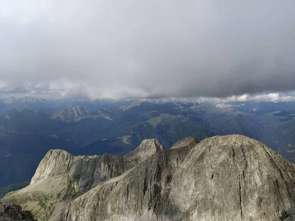 아스타 Cima Dasta 이탈리아 속주의 동부에 산맥의 산이다 — 스톡 사진