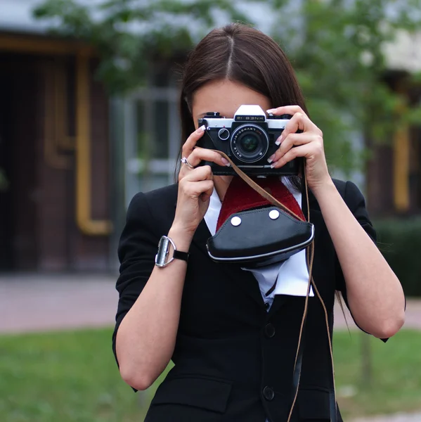 Fille tirer avec une caméra de film — Photo