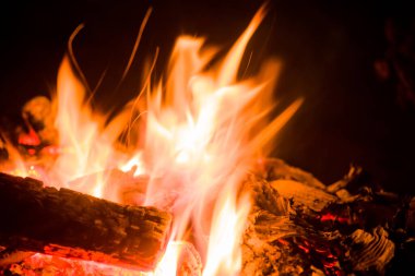 Karanlıktaki şenlik ateşi ışıkları Işığın ve gölgenin güzel oyunu