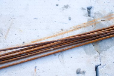 Yapım aşamasındaki bir evde ev yapmak için armatür paslı çubuklar.