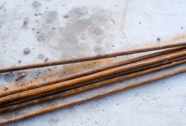 Yapım aşamasındaki bir evde ev yapmak için armatür paslı çubuklar.