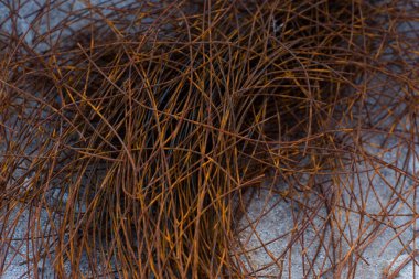 Yapım aşamasındaki bir evde ev yapmak için armatür paslı çubuklar.