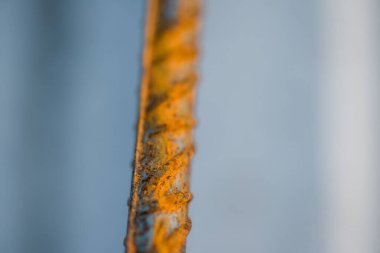 Yapım aşamasındaki bir evde ev yapmak için armatür paslı çubuklar.