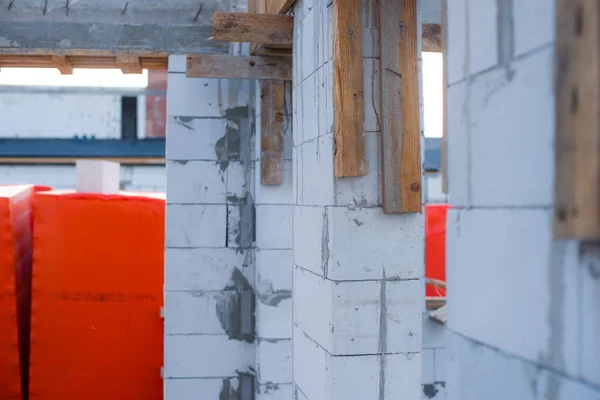 空のコンクリートの床とセメントと大規模な建設中の家の中の通気ブロック — ストック写真