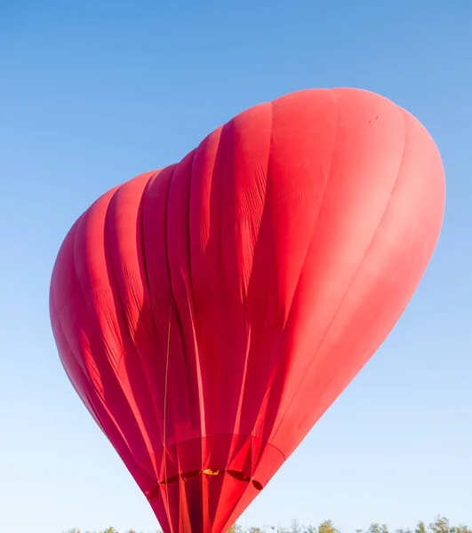 Heißluftballon Schwebt Himmel Großer Roter Heißluftballon Form Eines Großen Herzens — Stockfoto