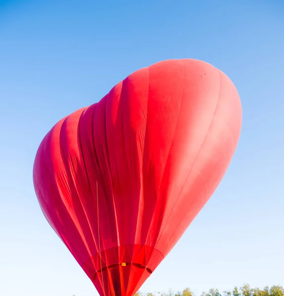 Hete Luchtballon Zwevend Lucht Grote Rode Hete Luchtballon Vorm Van — Stockfoto